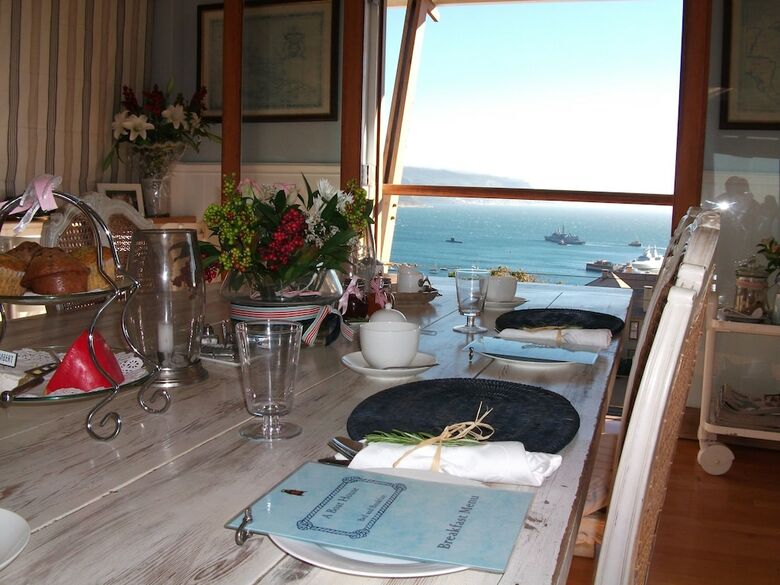 Hostal A Boat House