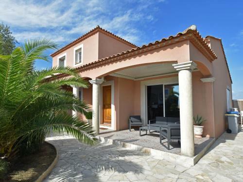 Luxurious Holiday Home With Private Pool In Port Camargue
