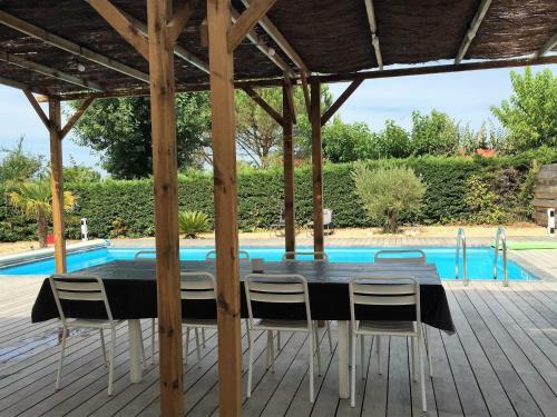 Luxurious Villa In Cazaubon With Swimming Pool