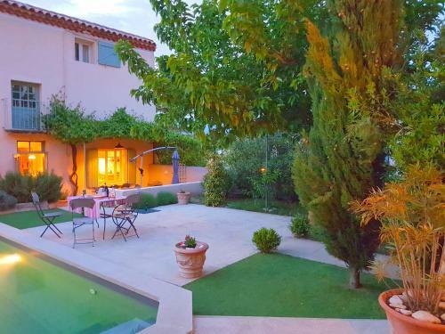 Comfortable Holiday Home In Mormoiron With Private Pool