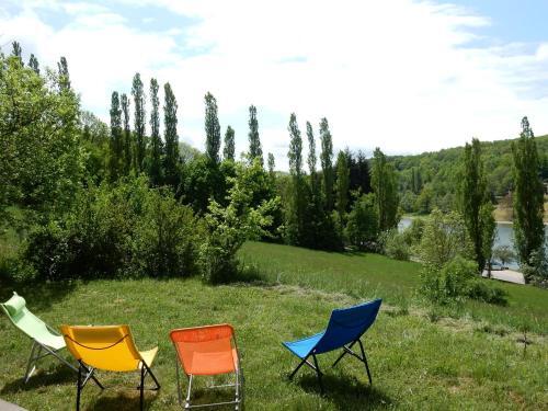 Comfortable Villa On Lake In Roybon