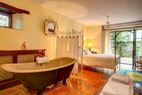 Saint-andre-de-najac Villa Sleeps 8 Pool Wifi
