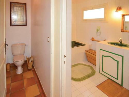 Three-bedroom Holiday Home In St-hilaire-d'ozlihan