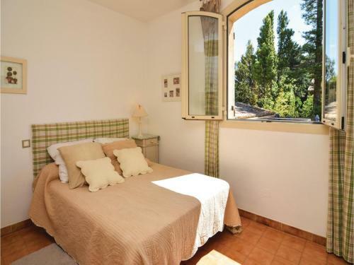 Three-bedroom Holiday Home In St-hilaire-d'ozlihan