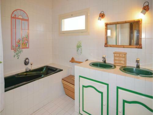Three-bedroom Holiday Home In St-hilaire-d'ozlihan