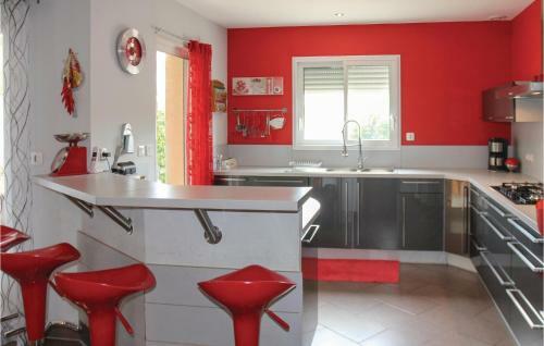 Five-bedroom Holiday Home In Sorgues
