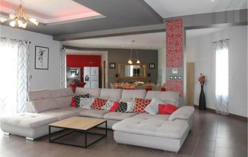 Five-bedroom Holiday Home In Sorgues