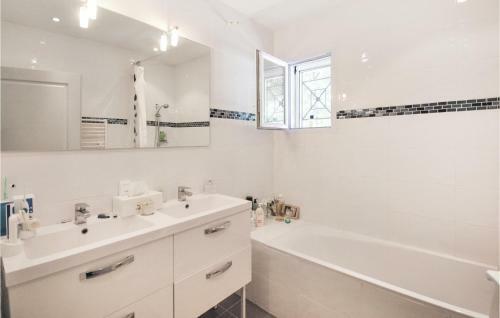 Three-bedroom Holiday Home In Tourves