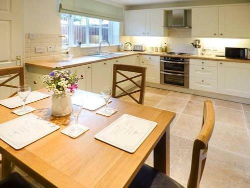 4 Aldelyme Court