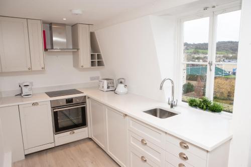 Bright 1 Bedroom Apartment With Views In Bath