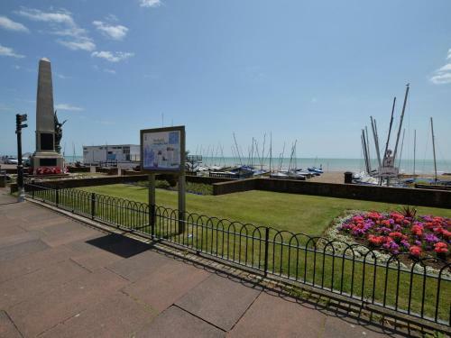 Panoramic Apartment In Bexhill Kent With Balcony