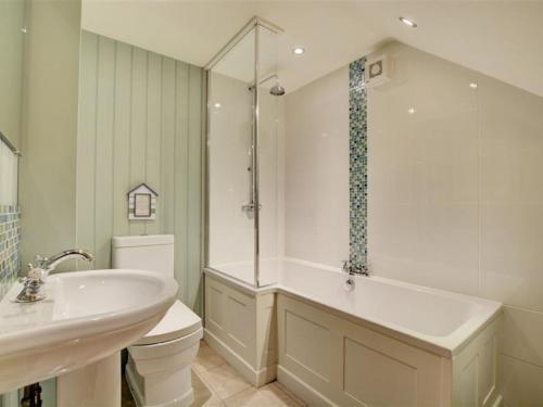 Pleasant Holiday Home In Dunmere With Garden