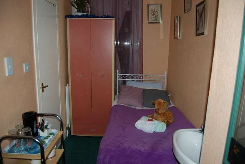 Hostal The Cafe Guest House