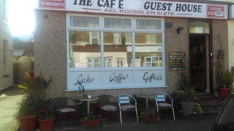 Hostal The Cafe Guest House