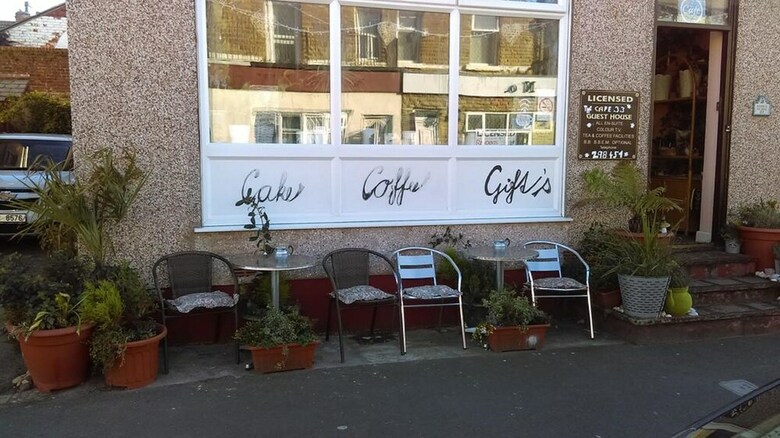 Hostal The Cafe Guest House