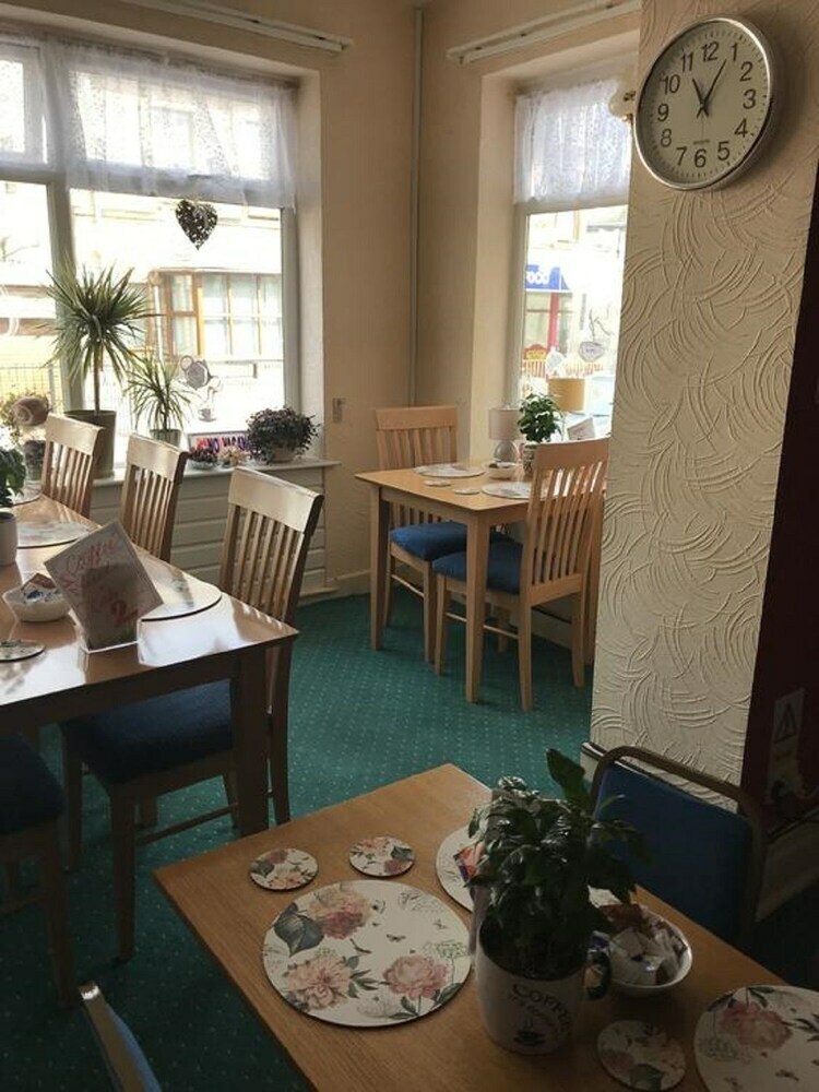 Hostal The Cafe Guest House