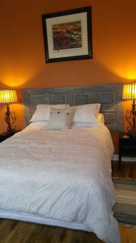 Apartamento Canalside Restaurant, Inn & Kitchen Store