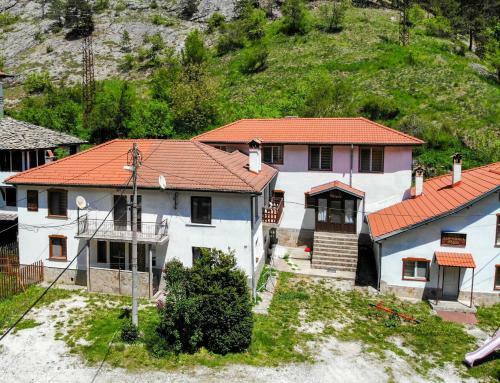 Petleto Houses