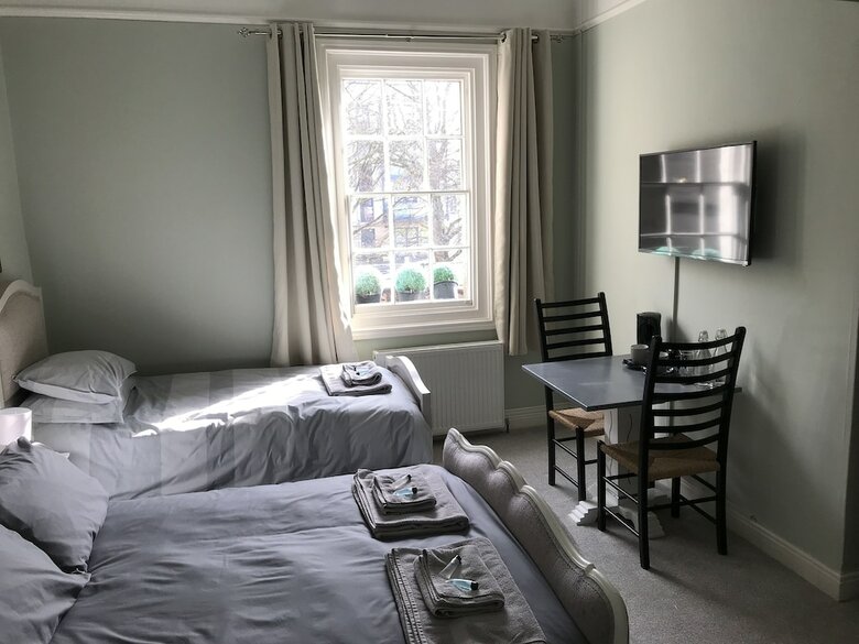Hostal Regency Rooms Guesthouse