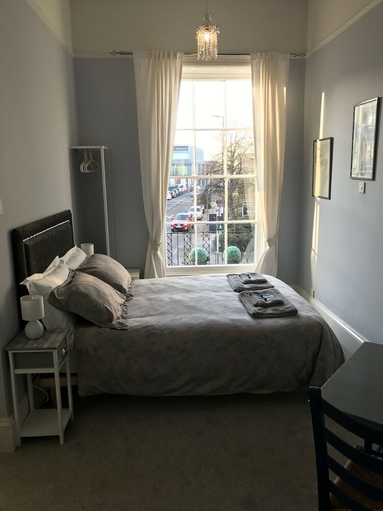 Hostal Regency Rooms Guesthouse