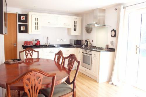 Apartamento 2 Bedroom House With Free Parking Sleeps 4