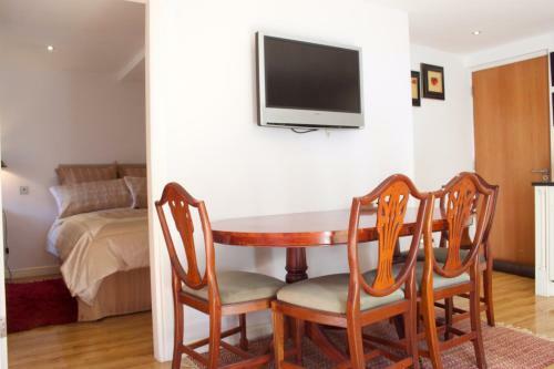 Apartamento 2 Bedroom House With Free Parking Sleeps 4
