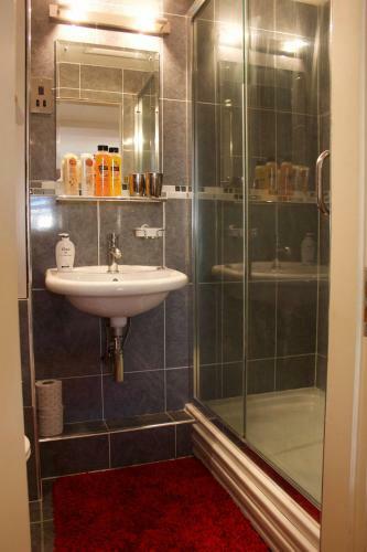 Apartamento 2 Bedroom House With Free Parking Sleeps 4