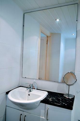 1 Bedroom Open Plan Apartment, Accommodates 4