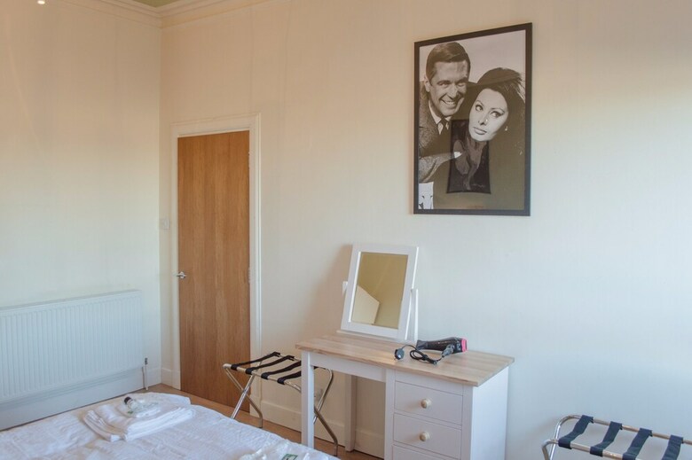 1 Bedroom Apartment Overlooking Park