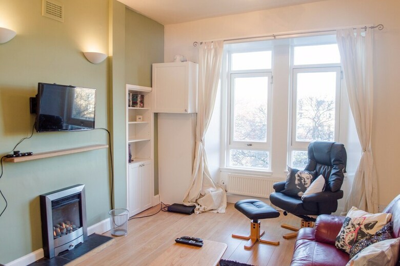 1 Bedroom Apartment Overlooking Park