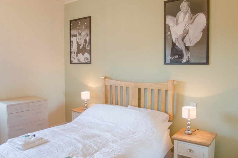 1 Bedroom Apartment Overlooking Park