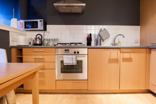 1 Bedroom West End Apartment Sleeps 4