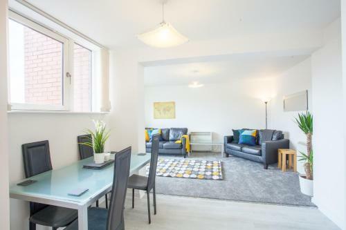 Bright And Modern 2 Bedroom City Apartment