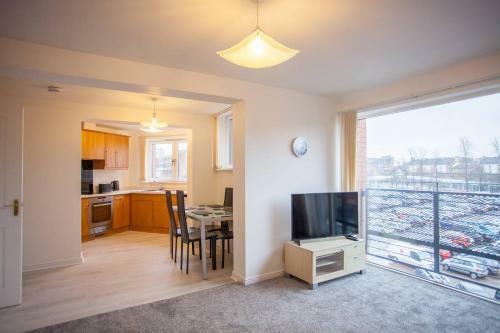 Bright And Modern 2 Bedroom City Apartment