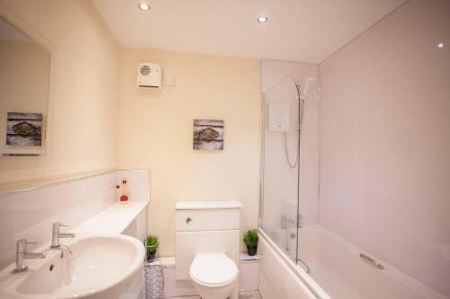 Bright And Modern 2 Bedroom City Apartment