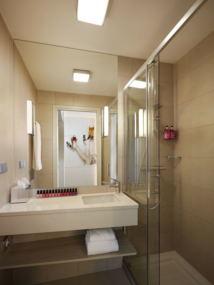 Hotel Moxy London Heathrow Airport