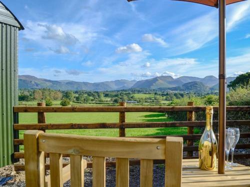 Lake View Shepherds Hut