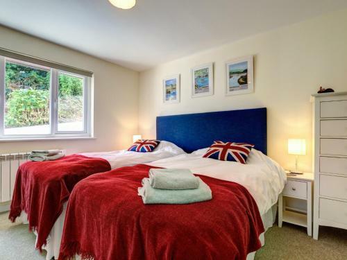 Beautiful Home In Mawgan Porth With Garden