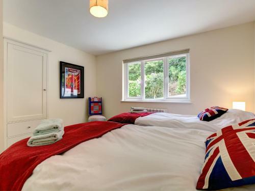 Beautiful Home In Mawgan Porth With Garden