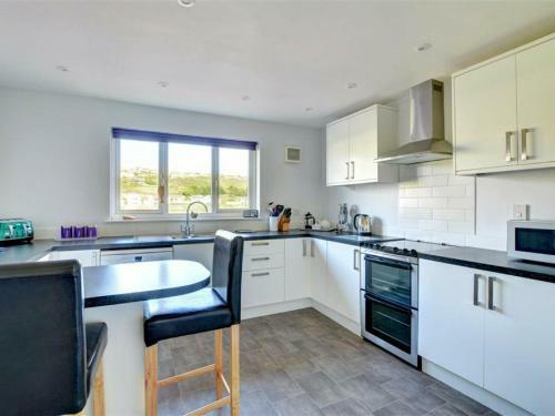 Beautiful Home In Mawgan Porth With Garden