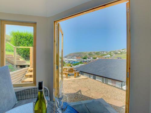 Beautiful Home In Mawgan Porth With Garden