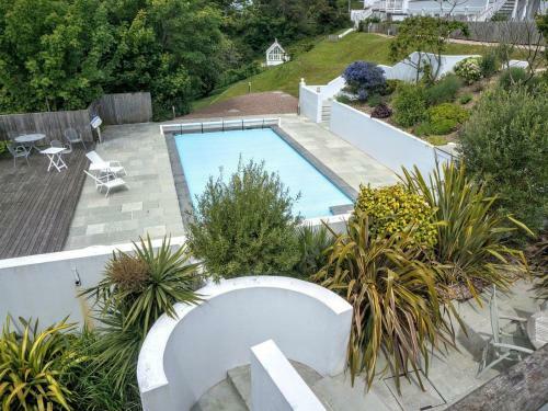 2 Edith Mews