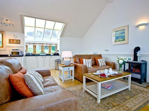 2 Edith Mews