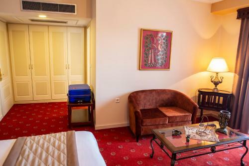 Pella Hotel