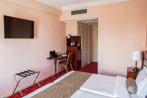 Pella Hotel