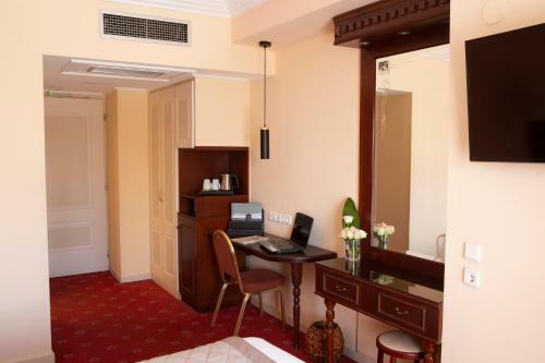Pella Hotel