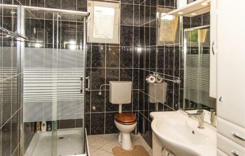 Two-bedroom Holiday Home In Drenje