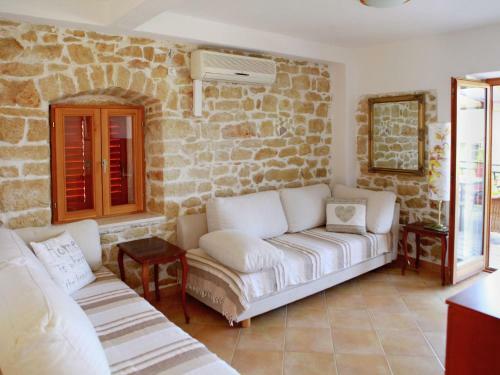 Charming Apartment In Okrug Donji Near Sea