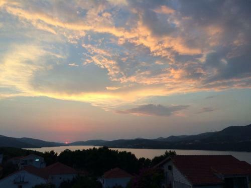 Charming Apartment In Okrug Donji Near Sea