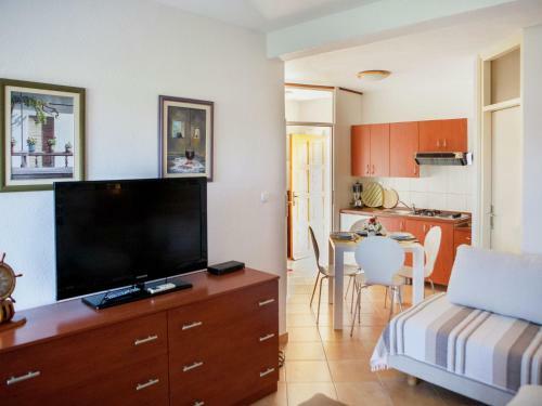 Charming Apartment In Okrug Donji Near Sea